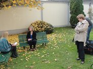 Entretien de l'Ambassadrice, Mme Claire Bodonyi, avec TV1 (12 nov. 2014), jardin de la Chancellerie - Photo : ambassade de France en Bosnie-Herzégovine / R.Q. (D.R.)