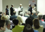 M. l'Ambassadeur Roland Gilles reçoit la charte d'or de la ligue internationale des humanistes - Ambassade de France en Bosnie-Herzégovine (D. R.)