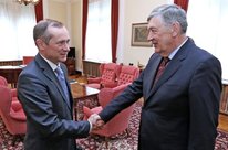 Le Directeur de l'Europe continentale, M. Eric Fournier, et l'Ambassadeur de France en Bosnie-Herzégovine, M. Roland Gilles, ont été reçus le 22 mai 2013 par les trois membres de la Présidence collégiale, pour préparer cet entretien. / Direktor za kontinentalnu Evropu, g. Eric Fournier, i francuski ambasador u Bosni i Hercegovini, g. Roland Gilles, susreli su se 22. maja 2013. g. sa sva tri člana Predsjedništva u cilju pripreme ove posjete (Photo/foto : Présidence de Bosnie-Herzégovine / Predsjedništvo Bosne i Hercegovine)