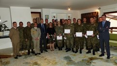 L'Ambassadrice a remis leur diplômes à 14 lauréats des examens militaires en langue française (6 avril 2017) 
